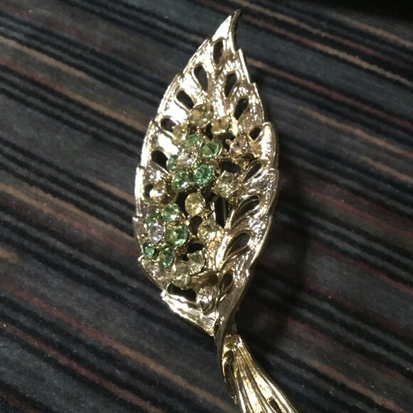 Lot of vintage brooches, clip on earrings and a couple necklaces different sizes - Picture 15 of 16